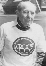 Olympiasieger im Langstreckenlauf Emil Zatobek, CSSR, mit dem Dietmar-Moews-T-Shirt
