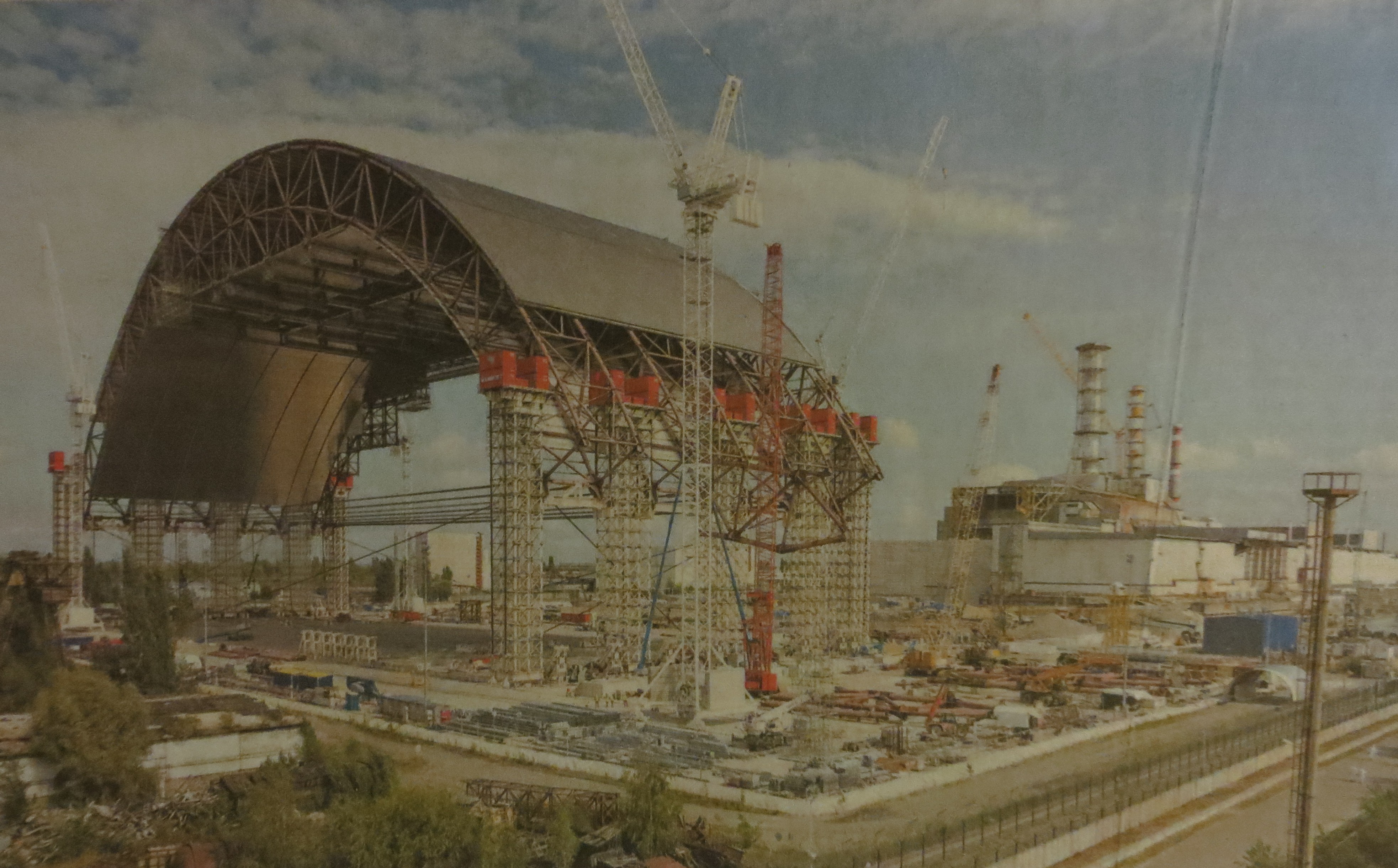 Stahl-Sarkofag in der Ukraine bei Tschernobyl